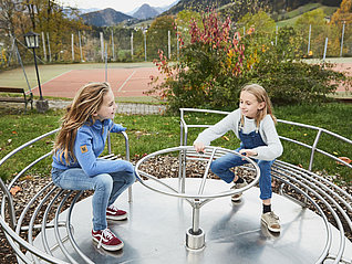Kinder am Sitzkarussell