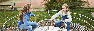 Kinder am Sitzkarussell