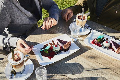 Paar beim Kuchen essen