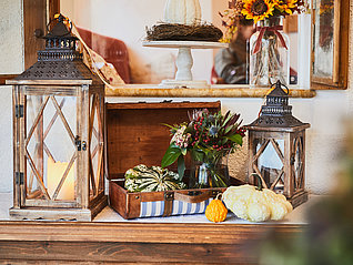 Sideboard dekoriert mit Laternen