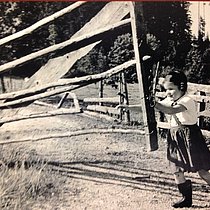 Schwarz-weiß Foto von Mädchen, das Tor schließt