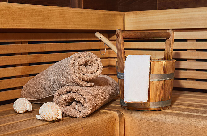 Handtücher und Aufgußkübel in Sauna
