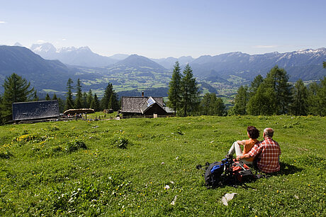 Paar auf Wiese am Berg