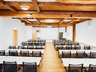 Seminarraum mit Sitzreihen