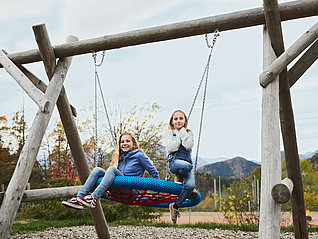 Kinder auf Schaukel