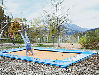 Kind am Trampolin