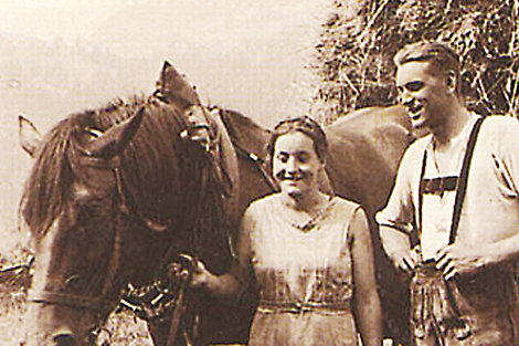 Schwarz-weiß Foto von Sophie und Franz Gössweiner mit einem Pferd