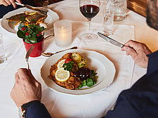 Gedeckter Tisch mit Teller mit Schnitzel