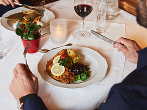 Gedeckter Tisch mit Teller mit Schnitzel