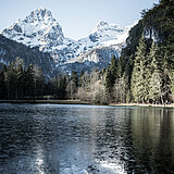 Schiederweiher mit Eis vor Bergkulisse