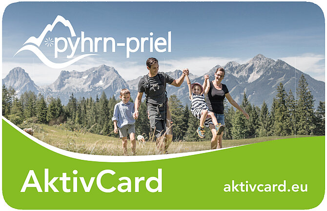 Familie wandert mit Kindern in den Alpen von Pyhrn-Priel mit der AktivCard