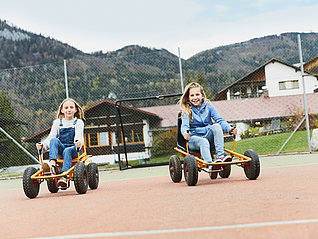 Kinder in Rollwagen