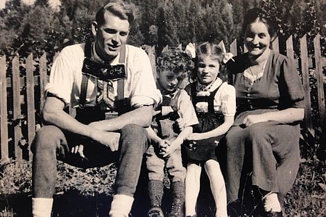 Schwarz-weiß Foto von Franz und Sophie Gössweiner mit Familie in den 50ern