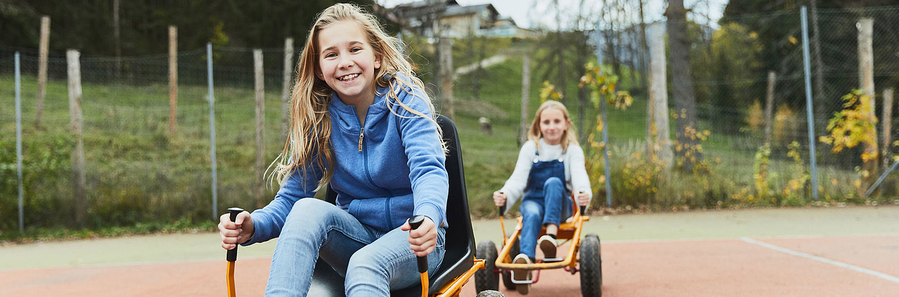 Kinder in Rollwagen 