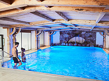 Paar geht in Indoorpool