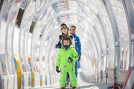 Familie im Kids Park Skifahren lernen
