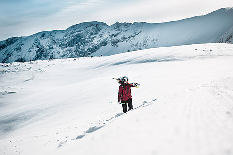 Skifahrer geht Berg hoch