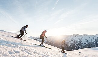 Familie beim Skifahren 