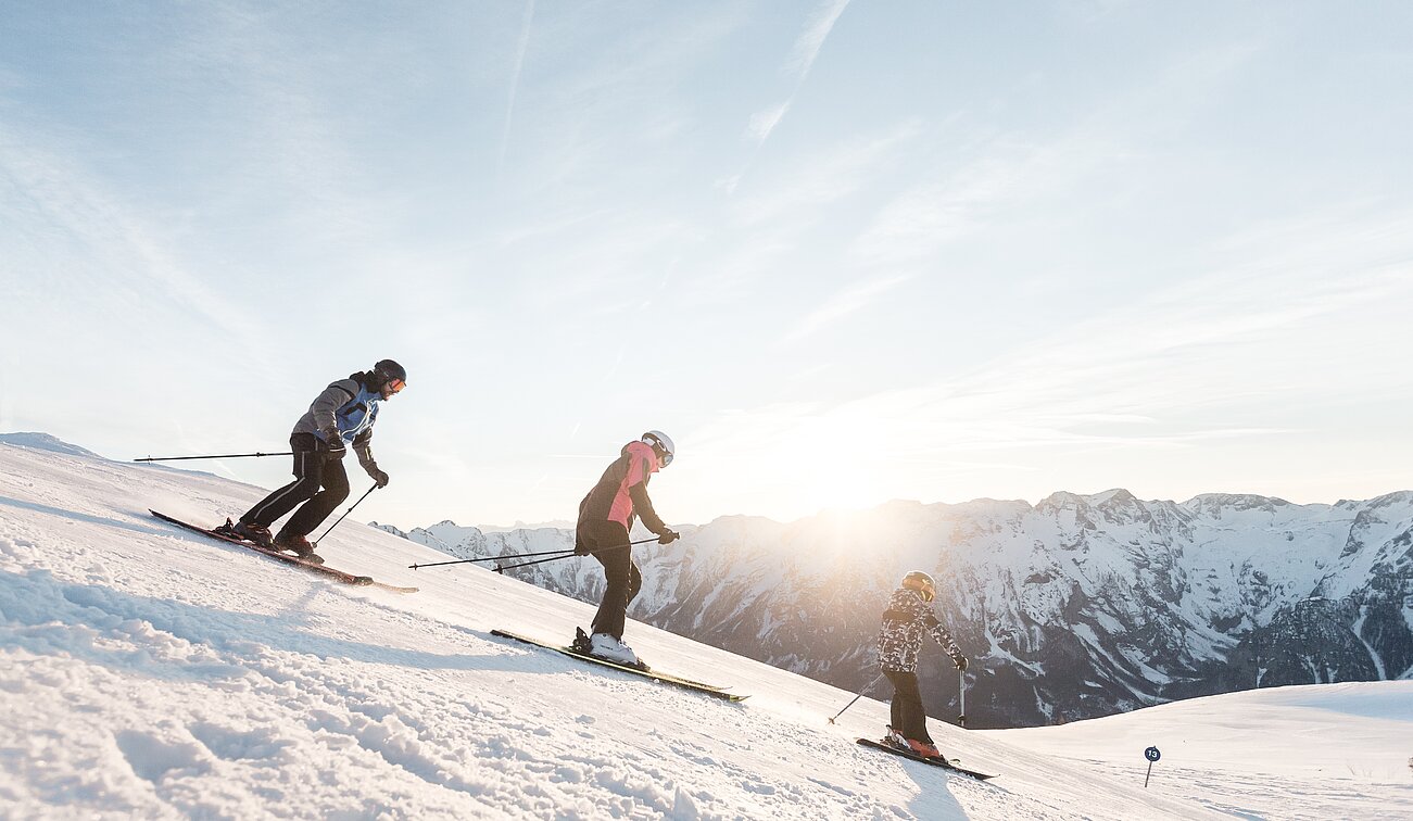 Familie beim Skifahren 