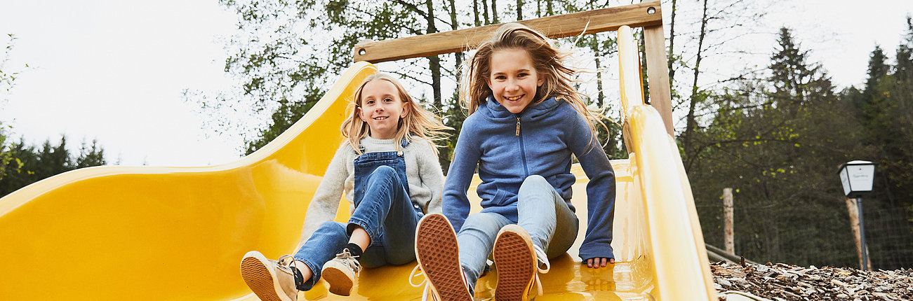 Kinder beim Rutschen