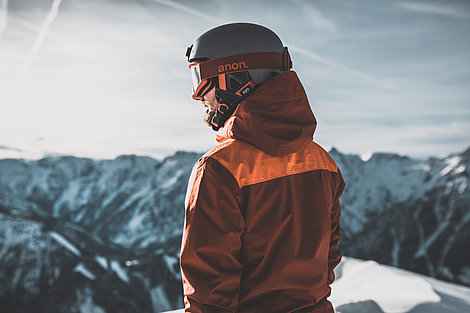 Skifahrer von hinten schaut in die Ferne