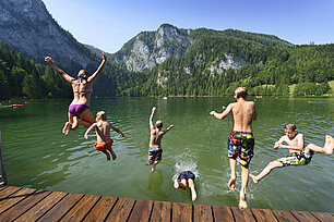 Kinder springen in See