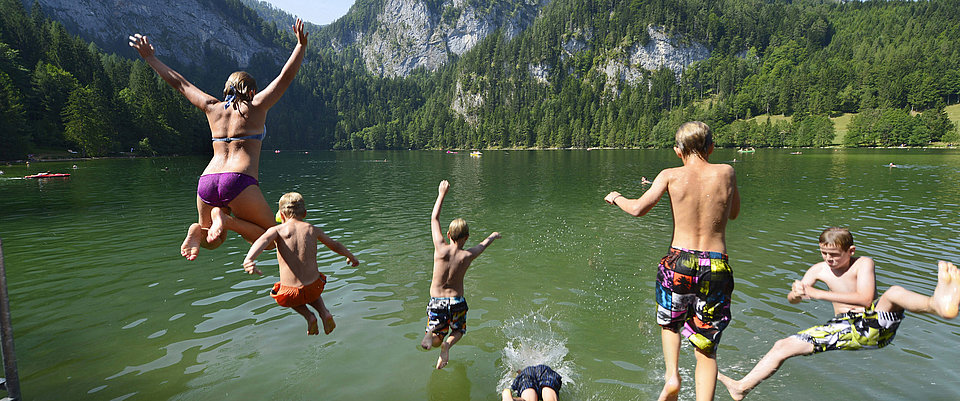 Kinder springen in See