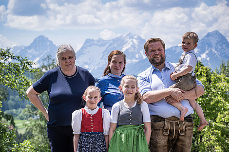 Familienportrait mit Bergkulisse 