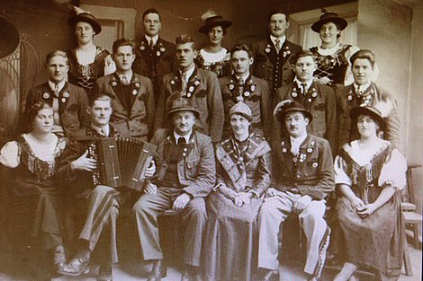 Schwarz-weiß Foto der Familien, die in den 50ern im Sperlhof Gäste waren