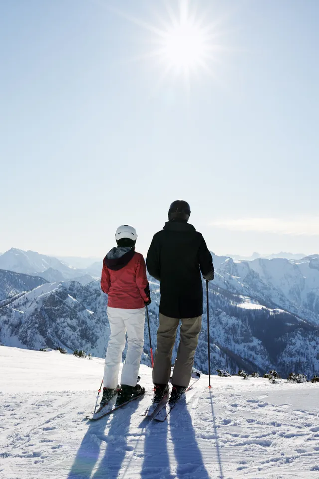 HinterstoderSkiPaarFernblick_OberoesterreichTourismusGmbHStefanMayerhofer.jpg
